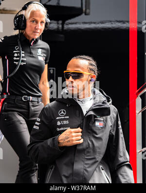 TOWCESTER, Vereinigtes Königreich. 13. Juli, 2019. Lewis Hamilton Mercedes macht sich auf den Weg vor das heutige Qualifying in der Formel 1 Rolex Grand Prix von Großbritannien 2019 in Silverstone Circuit am Samstag, Juli 13, 2019 in TOWCESTER, ENGLAND. Credit: Taka G Wu/Alamy leben Nachrichten Stockfoto