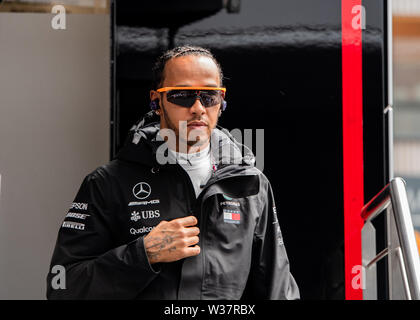 TOWCESTER, Vereinigtes Königreich. 13. Juli, 2019. Lewis Hamilton Mercedes macht sich auf den Weg vor das heutige Qualifying in der Formel 1 Rolex Grand Prix von Großbritannien 2019 in Silverstone Circuit am Samstag, Juli 13, 2019 in TOWCESTER, ENGLAND. Credit: Taka G Wu/Alamy leben Nachrichten Stockfoto