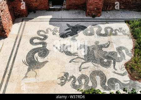 Archäologische Ausgrabungen von Ostia Antica mit den fabelhaften Mosaik der Triumph der Amphitrite, reitet ein Hippocampus, in der alten Roma Stockfoto