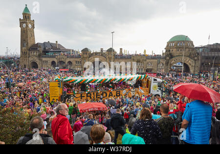 Hamburg, Deutschland. 13. Juli, 2019. Zahlreiche Besucher des Schlagermoves Antrieb mit Wagen entlang der Landungsbrücken und der Musik feiern. Quelle: Georg Wendt/dpa/Alamy leben Nachrichten Stockfoto