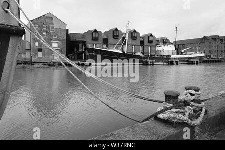 Arctic Corsair, ausrangierten Fischtrawler, vom gegenüberliegenden Ufer der Rumpf bei Flut, Hull, Yorkshire, UK gesehen. Stockfoto