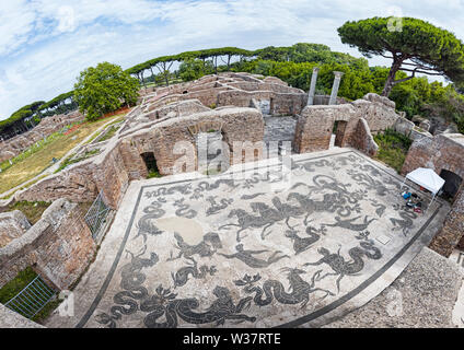 Panoramablick auf die Thermen des Neptun in den archäologischen Ausgrabungen von Ostia Antica mit dem berühmten Mosaik, Der Triumph des Neptu Stockfoto