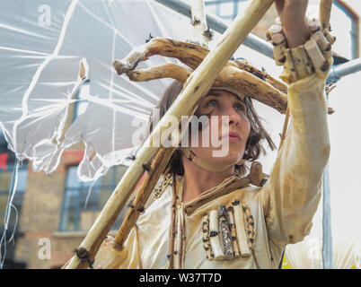 London, Großbritannien. 13. Juli, 2019. Whitecross Street Party feiert ihren 10. Geburtstag in dieser Woche mit dem Thema Non Conformist. Mit mehr als 40 Künstler, die eine Start- und Landebahn zeigen, mit einem Unterschied. Credit: Paul Quezada-Neiman/Alamy leben Nachrichten Stockfoto