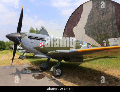 Krakau. Krakau. Polen. Museum der Polnischen Luftfahrt. Supermarine Spitfire LF Mk.XVIE Kampfflugzeuge. Stockfoto