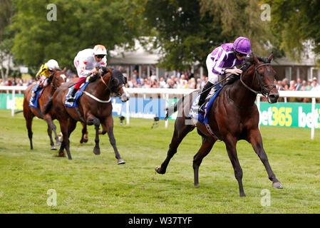 10 Sovereigns geritten von Jockey Ryan Moore auf dem Weg zum Sieg im Darley Juli Cup Einsätze bei Tag drei des Moet und Chandon Juli Festival 2019 in Newmarket Racecourse. Stockfoto