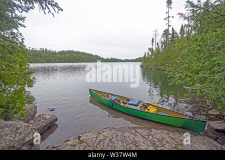 Ruhiger Ort am Ufer des Ottertrack See in der Boundary Waters von Minnesota Stockfoto