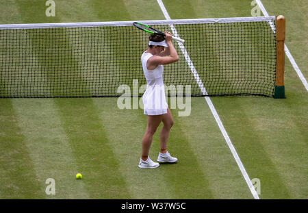 London, Großbritannien. 13 Juli, 2019 (190713) - LONDON, 13. Juli 2019 (Xinhua) - Simona Halep von Rumänien feiert nach dem Gewinn singles Frauen Finale mit Serena Williams aus den Vereinigten Staaten am 2019 Wimbledon Tennis Championships in London, Großbritannien, 13. Juli 2019. (Xinhua / Han Yan) Quelle: Xinhua/Alamy leben Nachrichten Stockfoto