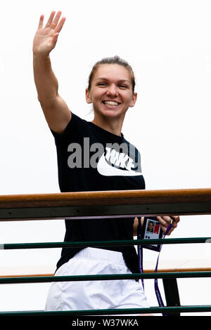London, UK, 13. Juli 2019: Simona Halep aus Rumänien feiert ihr 1 Wimbledon Sieg an Tag 12 der Wimbledon Tennis Meisterschaften an der All England Lawn Tennis und Croquet Club. Credit: Frank Molter/Alamy leben Nachrichten Stockfoto