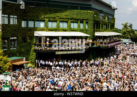 London, UK, 13. Juli 2019: Simona Halep aus Rumänien feiert ihr 1 Wimbledon Sieg an Tag 12 der Wimbledon Tennis Meisterschaften an der All England Lawn Tennis und Croquet Club. Credit: Frank Molter/Alamy leben Nachrichten Stockfoto