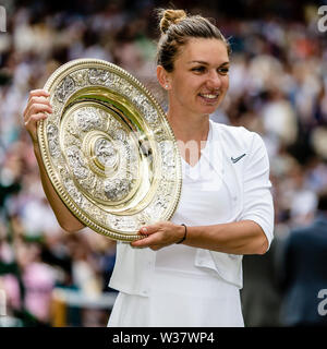 London, UK, 13. Juli 2019: Simona Halep aus Rumänien feiert ihr 1 Wimbledon Sieg an Tag 12 der Wimbledon Tennis Meisterschaften an der All England Lawn Tennis und Croquet Club. Credit: Frank Molter/Alamy leben Nachrichten Stockfoto