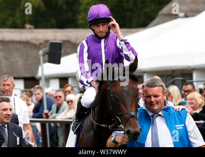 10 Sovereigns geritten von Jockey Ryan Moore nach dem Sieg in der Darley Juli Cup Einsätze bei Tag drei des Moet und Chandon Juli Festival 2019 in Newmarket Racecourse. Stockfoto