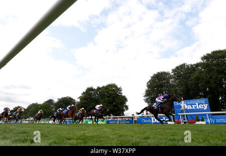 10 Sovereigns geritten von Jockey Ryan Moore (rechts) auf dem Weg zum Sieg im Darley Juli Cup Einsätze bei Tag drei des Moet und Chandon Juli Festival 2019 in Newmarket Racecourse. Stockfoto