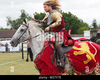 Sheerness, Kent, Großbritannien. 13. Juli, 2019. Sheerness Freimaurer Sommer Spektakulär: Hunderte für eine Veranstaltung mit Medieval Jousting, Quad Bike Stunts, Fallschirm, ebene Bildung & mehr gedreht. Im Bild: Die Kavallerie der Helden display Team. Credit: James Bell/Alamy leben Nachrichten Stockfoto