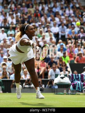 London, Großbritannien. 13 Juli, 2019 (190713) - LONDON, 13. Juli 2019 (Xinhua) - Serena Williams aus den USA konkurriert während der Damen Finale mit Simona Halep Rumäniens am 2019 Wimbledon Tennis Championships in London, Großbritannien, 13. Juli 2019. (Xinhua / Lu Yang) Quelle: Xinhua/Alamy leben Nachrichten Stockfoto