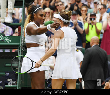 London, Großbritannien. 13. Juli, 2019. Die Meisterschaften in Wimbledon 2019 13072019 Simona Halep gratuliert von Serena Williams nachdem Sie gewinnt Damen Singles Foto Roger Parker International Sport Fotos Ltd/Alamy leben Nachrichten Stockfoto