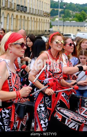 Badewanne, Somerset, UK, 13. Juli 2019. Menschenmassen versammelten die jährlichen Badewanne Karneval zu sehen. Über 1000 Menschen an der Prozession, die sich über die gesamte Innenstadt durchgeführt. Über ein Jahr der Vorbereitung hat erstaunliche Kostüme hergestellt und die Fähigkeiten der erstaunliche Darsteller geschliffen; einschließlich drumming Bands, Brass Bands, Tänzer und Walkabout fungiert. Credit: Herr Standfast/Alamy leben Nachrichten Stockfoto