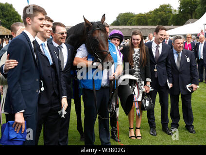 Jockey Ryan Moore (Mitte rechts) wirft mit Pferd zehn Herrscher und Trainer Aiden O'Brien (3. links) nach dem Sieg in der Darley Juli Cup Einsätze bei Tag drei des Moet und Chandon Juli Festival 2019 in Newmarket Racecourse. Stockfoto