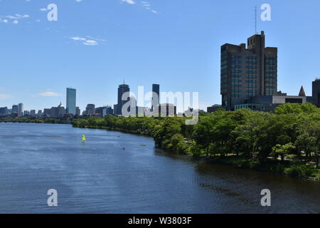 Die Boston Skyline, wie über von der Charles River, Cambridge, Massachusetts, USA Stockfoto