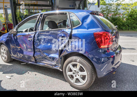 Blau Volkswagen Polo nach Verkehrsunfall Stockfoto