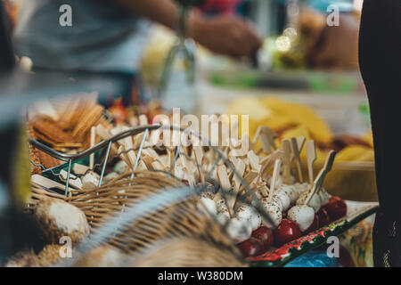 Grill auf einem Tisch im Garten mit gesunden vegetarischen Essen Stockfoto