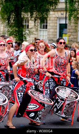 Badewanne, Somerset, UK, 13. Juli 2019. Menschenmassen versammelten die jährlichen Badewanne Karneval zu sehen. Über 1000 Menschen an der Prozession, die sich über die gesamte Innenstadt durchgeführt. Über ein Jahr der Vorbereitung hat erstaunliche Kostüme hergestellt und die Fähigkeiten der erstaunliche Darsteller geschliffen; einschließlich drumming Bands, Brass Bands, Tänzer und Walkabout fungiert. Credit: Herr Standfast/Alamy leben Nachrichten Stockfoto