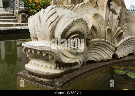 Dekorative orientalische Stein Fisch in Brunnen am UNESCO-Weltkulturerbe der Palacio de Monserrate (Palácio de Monserrate), Sintra, Portugal. Stockfoto