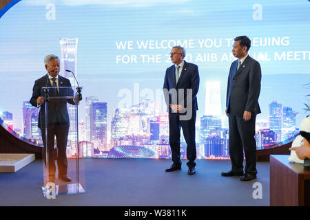 Luxemburg. 13. Juli, 2019. (190713) - Luxemburg, 13. Juli 2019 (Xinhua) - Jin Liqun (L), Präsident der Asiatischen Infrastruktur Investitionsbank (AIIB), macht eine Rede bei der Übergabe der Jahrestagung halten während der vierten jährlichen Sitzung des AIIB in Luxemburg, den 13. Juli 2019. Die China-initiierte Asian Infrastructure Investment Bank (AIIB) am Samstag die Mitgliedschaft von Benin, Dschibuti und Ruanda genehmigt, wodurch die Gesamtzahl der Mitglieder AIIB zu 100 genehmigt. Die Entscheidung wurde einstimmig von AIIB der Gouverneursrat auf seiner vierten jährlichen Tagung in Luxemburg. Stockfoto