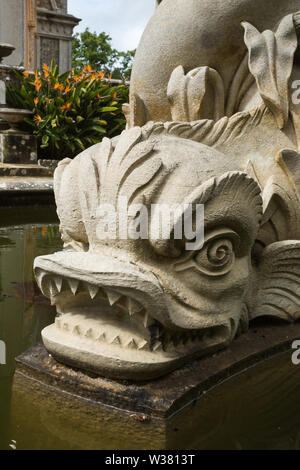 Dekorative orientalische Stein Fisch in Brunnen am UNESCO-Weltkulturerbe der Palacio de Monserrate (Palácio de Monserrate), Sintra, Portugal. Stockfoto