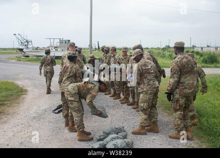 Army National Guard Soldaten der 2225 Multi-rolle Brücke Unternehmen füllen Sandsäcke in einer Marina in der Nähe und andere Vorbereitung Arbeit tun. New Orleans und anderen Teilen der Golf von Mexiko der Tropische Sturm Barry landfall machen vorbereiten, mit einem katastrophalen Niederschlag. Mit Wasser des Mississippi River hoch und ein Sturm im Golf von Mexiko bilden, die erwartet wird, Landfall auf der Louisiana und Texas Küsten zu machen, befürchten viele, dass Deiche versagen, und dass New Orleans erneut überflutet, so schlecht wie es war in der Zeit nach 2004 von Hurrikan Kartina werden. Stockfoto