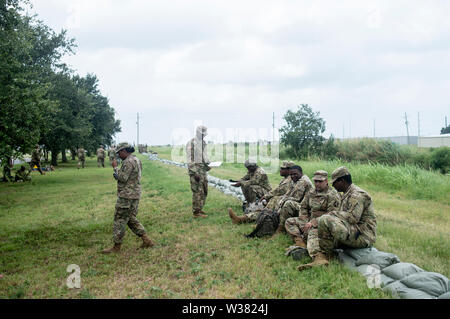 Army National Guard Soldaten der 2225 Multi-rolle Brücke Unternehmen füllen Sandsäcke in einer Marina in der Nähe und andere Vorbereitung Arbeit tun. New Orleans und anderen Teilen der Golf von Mexiko der Tropische Sturm Barry landfall machen vorbereiten, mit einem katastrophalen Niederschlag. Mit Wasser des Mississippi River hoch und ein Sturm im Golf von Mexiko bilden, die erwartet wird, Landfall auf der Louisiana und Texas Küsten zu machen, befürchten viele, dass Deiche versagen, und dass New Orleans erneut überflutet, so schlecht wie es war in der Zeit nach 2004 von Hurrikan Kartina werden. Stockfoto