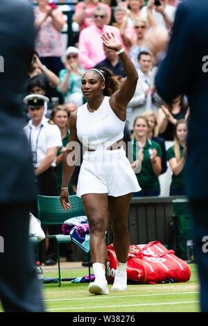 London, UK, 13. Juli 2019: Serena Williams Wellen nach der Frauen Endrunde am Tag 12 in Wimbledon Tennis Championships 2019 auf der All England Lawn Tennis und Croquet Club in London. Credit: Frank Molter/Alamy leben Nachrichten Stockfoto