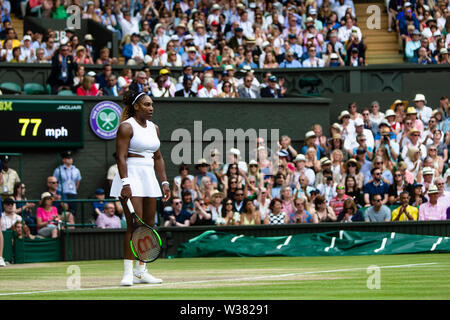 London, UK, 13. Juli 2019: Serena Williams ist in Aktion während der Frauen Endrunde am Tag 12 in Wimbledon Tennis Championships 2019 auf der All England Lawn Tennis und Croquet Club in London. Credit: Frank Molter/Alamy leben Nachrichten Stockfoto
