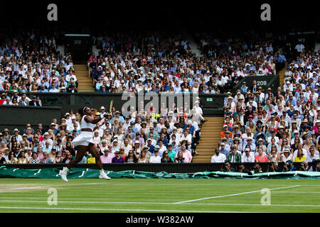 London, UK, 13. Juli 2019: Serena Williams ist in Aktion während der Frauen Endrunde am Tag 12 in Wimbledon Tennis Championships 2019 auf der All England Lawn Tennis und Croquet Club in London. Credit: Frank Molter/Alamy leben Nachrichten Stockfoto