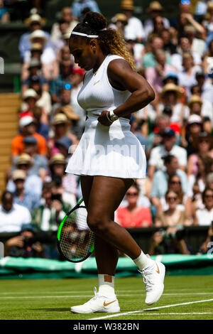 London, UK, 13. Juli 2019: Serena Williams ist in Aktion während der Frauen Endrunde am Tag 12 in Wimbledon Tennis Championships 2019 auf der All England Lawn Tennis und Croquet Club in London. Credit: Frank Molter/Alamy leben Nachrichten Stockfoto