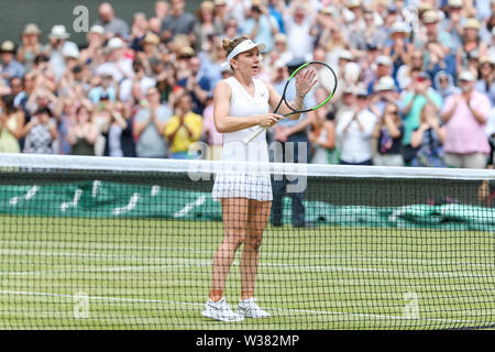 London, Großbritannien. 13. Juli, 2019. Simona Halep von Rumänien feiert nach der Frauen singles Finale von Wimbledon Lawn Tennis Championships gegen Serena Williams der Vereinigten Staaten bei den All England Lawn Tennis und Croquet Club in London, England am 13. Juli 2019. Quelle: LBA/Alamy leben Nachrichten Stockfoto