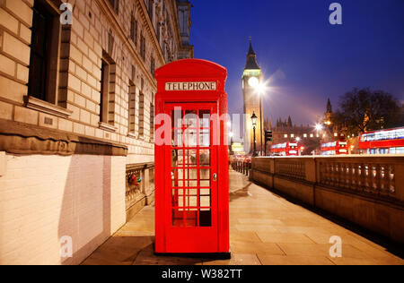 Iconic rote Telefonzelle und Big Ben Clock Tower bei Nacht. Niemand anwesend. Stockfoto