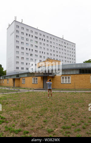 Ein Mann Fotografien das historische Arbeitsamt (Historisches Artbeitsamt) in Dessau, Deutschland. Stockfoto