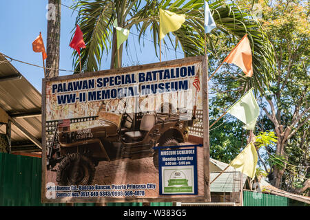 Puerto Princesa, Palawan, Philippinen - 3. März, 2019: Reklametafeln mit Bild des amerikanischen Jeep von Palawan besondere Bataillon WK-II.-Museum. Palmen und Stockfoto