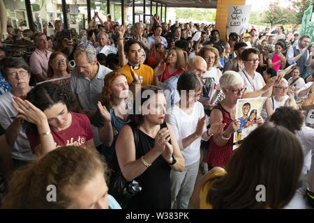 Atlanta, Georgia, USA. 12. Juli, 2019. Hunderte von Menschen auf der Plaza Fiesta in Atlanta versammelt, um gegen Immigration Detention Camps und die Trennung der Kinder von ihren Familien, die von der US-Regierung zu protestieren. Die Leuchten für Liberty Rally war Teil einer bundesweiten Veranstaltungsreihe des neuen Heiligtums Bewegung organisiert. Quelle: Steve Eberhardt/ZUMA Draht/Alamy leben Nachrichten Stockfoto