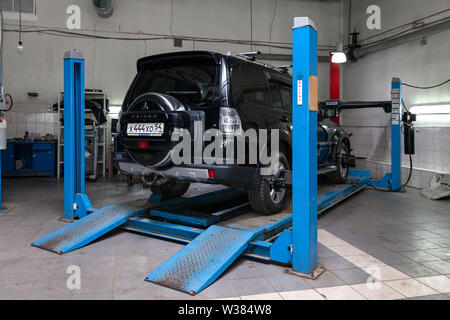 Nowosibirsk, Russland - 08.01.2018: Schwarz Mitsubishi Pajero steht auf dem Stand der Spur Konvergenz der Wagen in die Werkstatt o Stockfoto