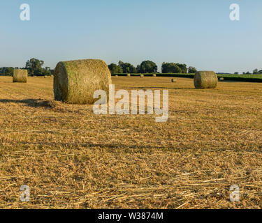 Große runde Heuballen im Heu Feld bei Sonnenuntergang