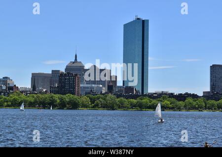 Segelboote Segeln in den Charles River Basin mit dem Boston Skyline hinter aus Cambridge, Massachusetts, USA Stockfoto