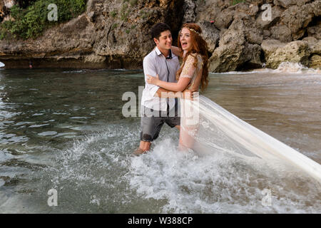 Ein frisch verheiratetes Paar, das Spaß am Hochzeitstag am tropischen Strand. Hochzeit paar. Stockfoto