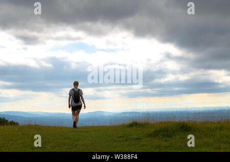 Frau Wandern auf dem Cotswold Way in Gloucestershire, England Stockfoto