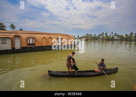 Hausboot und Fischerboot in Goa - Kerala Stockfoto