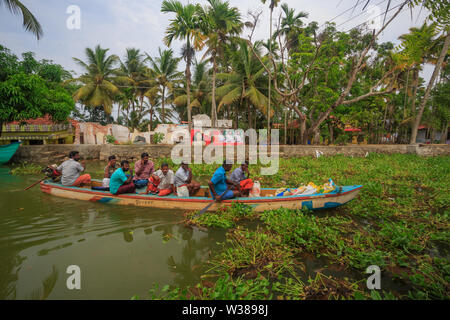 Lokale Dorfbewohner Reiten Kanu in Alleppey (Kerala) Stockfoto