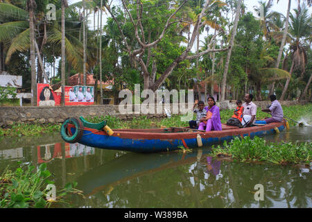 Lokale Dorfbewohner Reiten Kanu in Alleppey (Kerala) Stockfoto