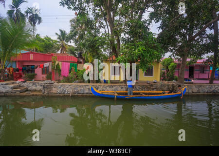 Lokalen jungen Reiten Kanu in Alleppey (Kerala) Stockfoto