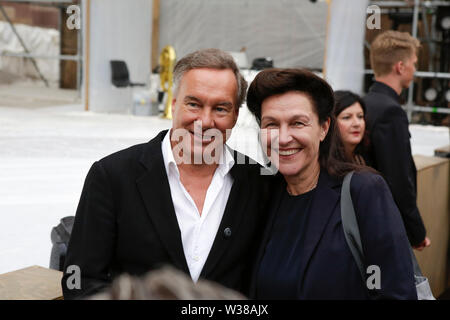 Worms, Deutschland. 12. Juli 2019. Nico Hofmann (links), der Intendant der Nibelungen-Festspiele, und Prof. Bettina Reitz (rechts), der Präsident der Hochschule für Fernsehen und Film München abgebildet vor der Premiere des "Nibelungen-Festspiele '.' Schauspieler, Politiker und andere VIPs nahmen an der Eröffnung der Nibelungen-festspiele Nibelungen-Festspiele (2019) in Worms. Das Spiel in der 18. Saison des Festivals ist "Uberwaltigung' (Überwinden) zum Thema Thomas Melle, und von Lilja Rupprecht geleitet. Es erzählt von der ursprünglichen Lied der Nibelungen, beginnend am Ende und ein Stockfoto