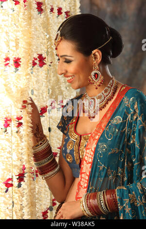Indische Braut lächelnd Stockfoto